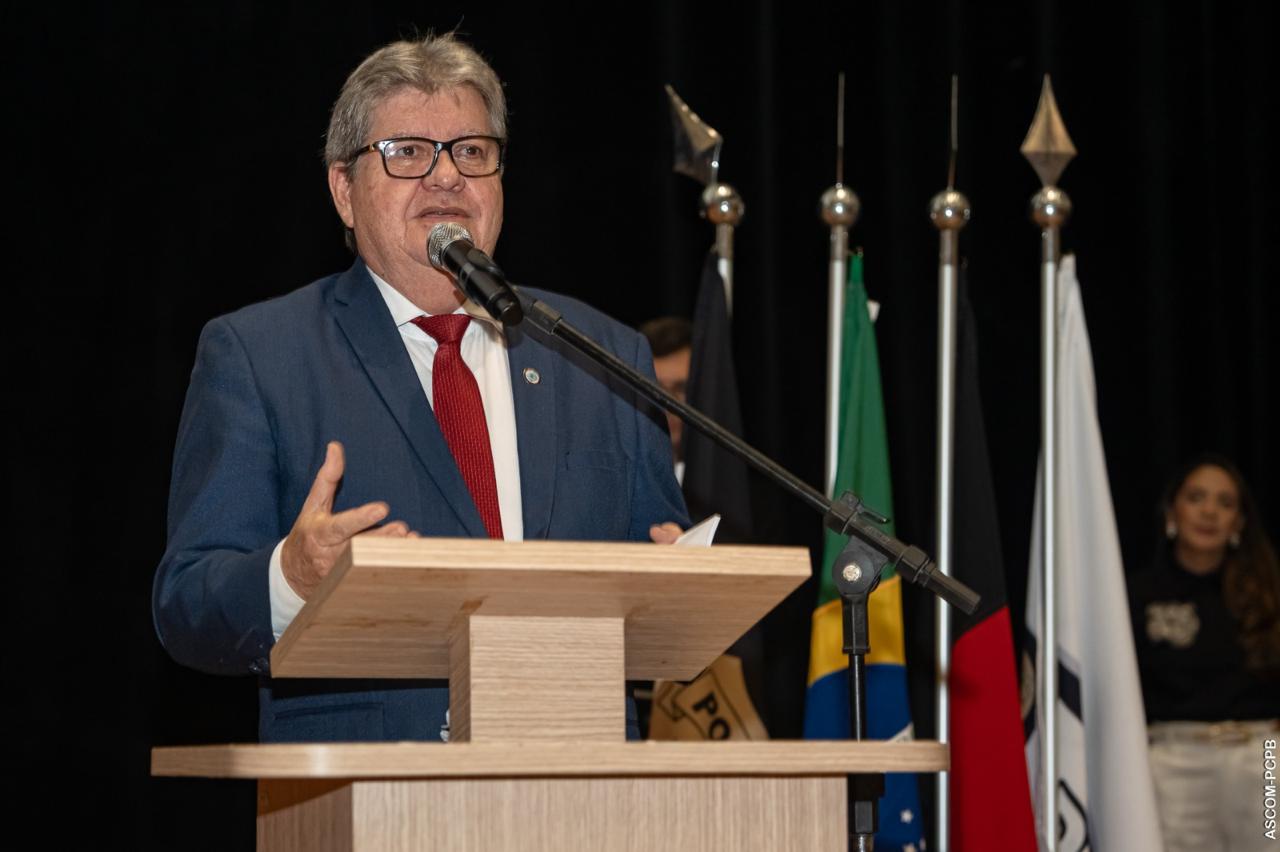 Título: João Azevêdo participa de aula inaugural e reforça investimentos na Polícia Civil da Paraíba