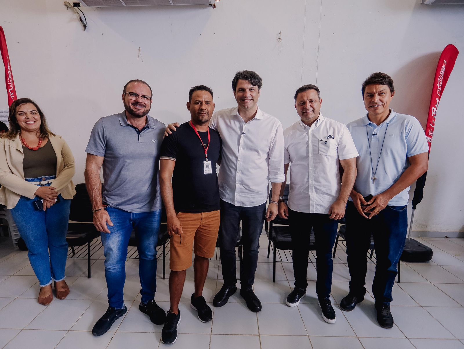 Leo Bezerra entrega crachás que organiza comércio de ambulantes na orla de Cabo Branco e Tambaú