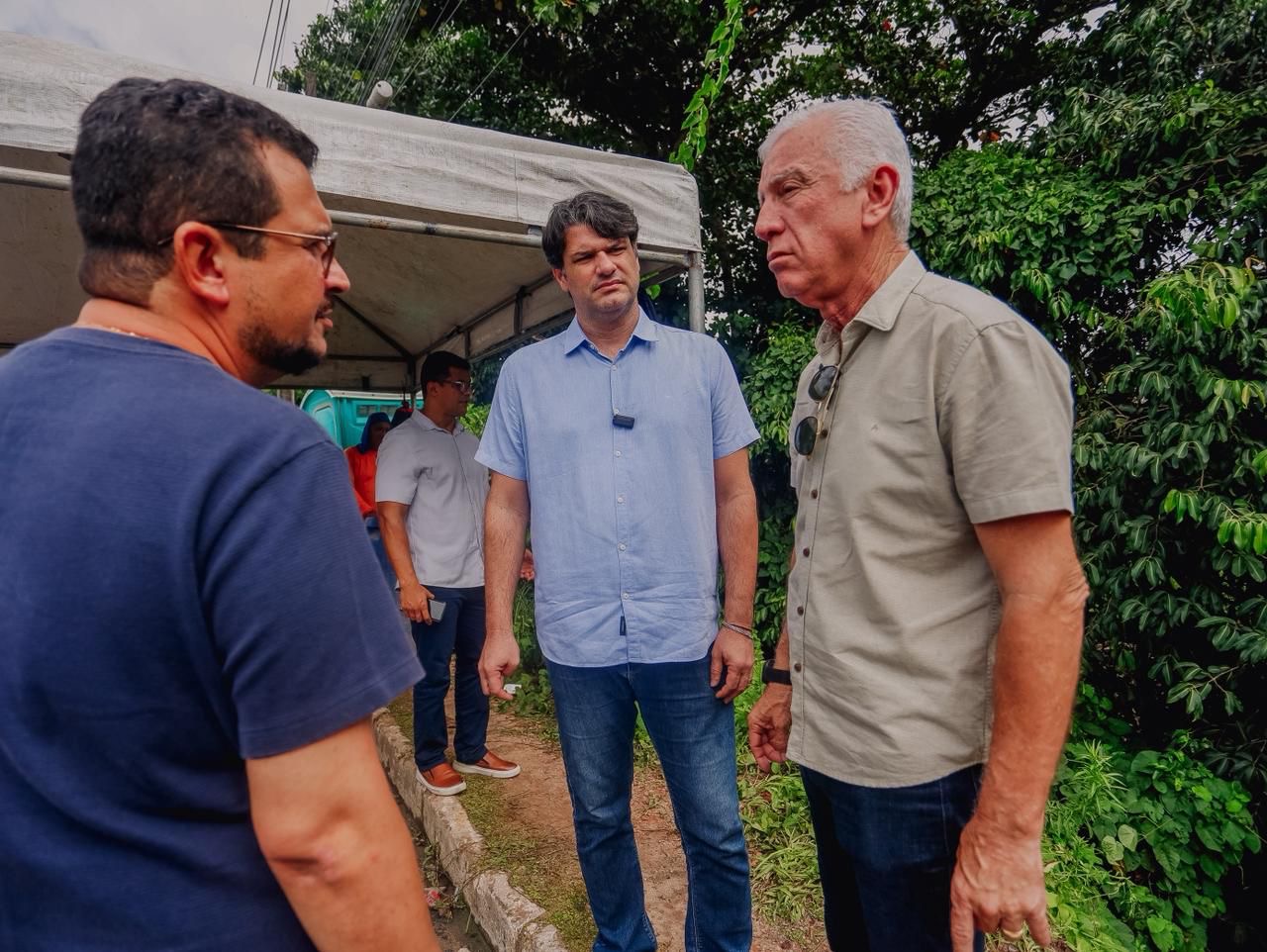 Leo Bezerra inspeciona obra de reconstrução de rede de drenagem na ladeira do Timbó e reforça mudanças no trânsito