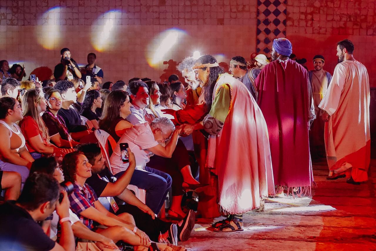 Em noite de estreia, prefeito Leo Bezerra convida população a se emocionar com o espetáculo Paixão de Cristo – Ele vive!