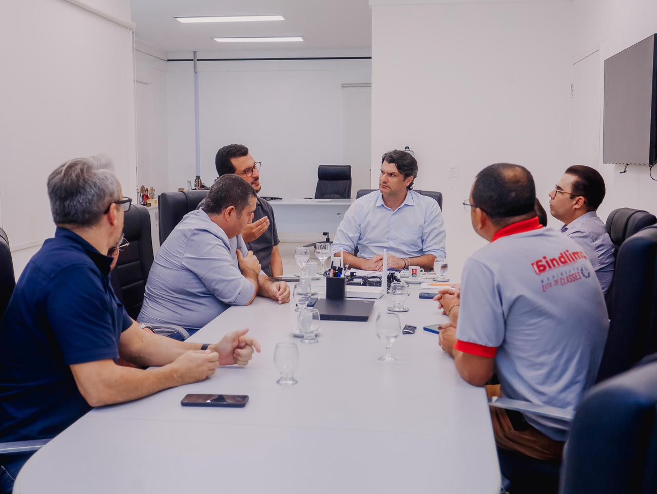 Leo Bezerra reúne Emlur, sindicato e empresas de limpeza urbana para garantir serviços de qualidade para população