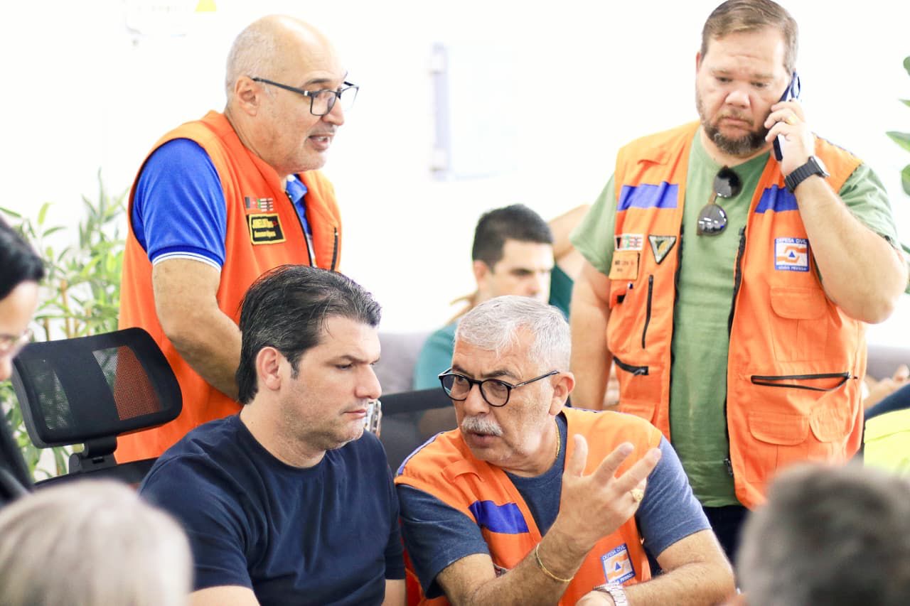 Em reunião de emergência com secretarias, Leo Bezerra determina ações preventivas de força-tarefa e no auxilio aos atingidos pelas chuvas