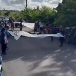 Um protesto realizado por bugueiros interditou um trecho da rodovia PB-008, na manhã desta segunda-feira (18), no Litoral Sul da Paraíba. A manifestação acontece no acesso ao município do Conde e provoca congestionamento na região.
