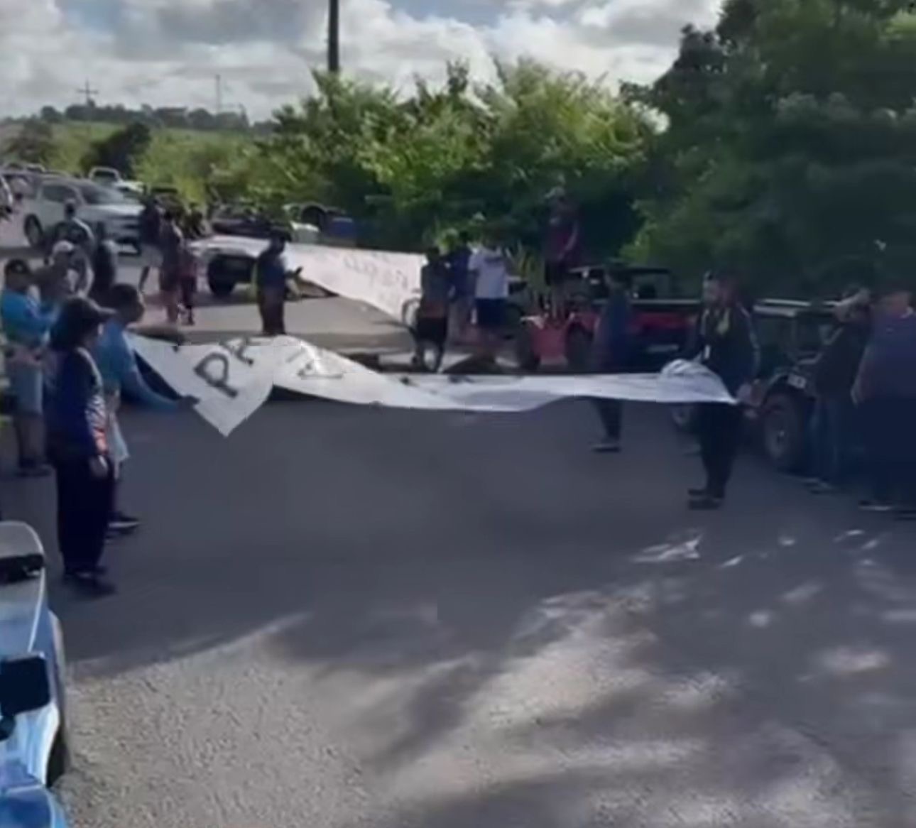 Um protesto realizado por bugueiros interditou um trecho da rodovia PB-008, na manhã desta segunda-feira (18), no Litoral Sul da Paraíba. A manifestação acontece no acesso ao município do Conde e provoca congestionamento na região.
