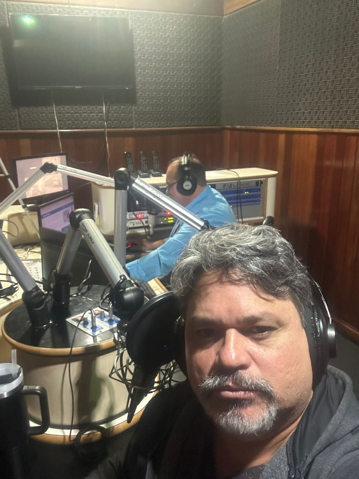Se a eleição fosse hoje, Cícero Lucena não seria eleito, apesar das pesquisas apontarem que ele está na frente. A polêmica tomou conta do programa CPAD Notícias, da rádio CPAD FM 96,1, quando o repórter policial e comentarista político da emissora, Emerson Medeiros, o Caveirão da Notícia, falou sem medo de errar sobre o cenário político da Paraíba.