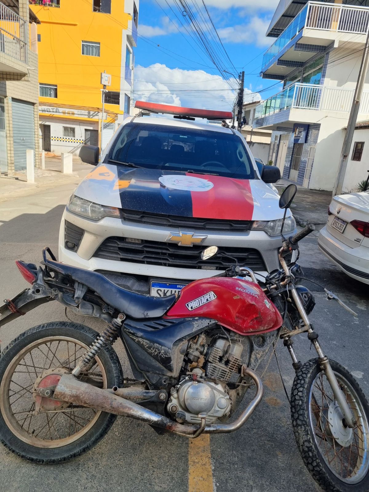 POLÍCIA MILITAR, ATRAVÉS DO 18º BPM, APREENDE MOTOCICLETA COM ADULTERAÇÃO NOS SINAIS IDENTIFICADORES, EM QUEIMADAS