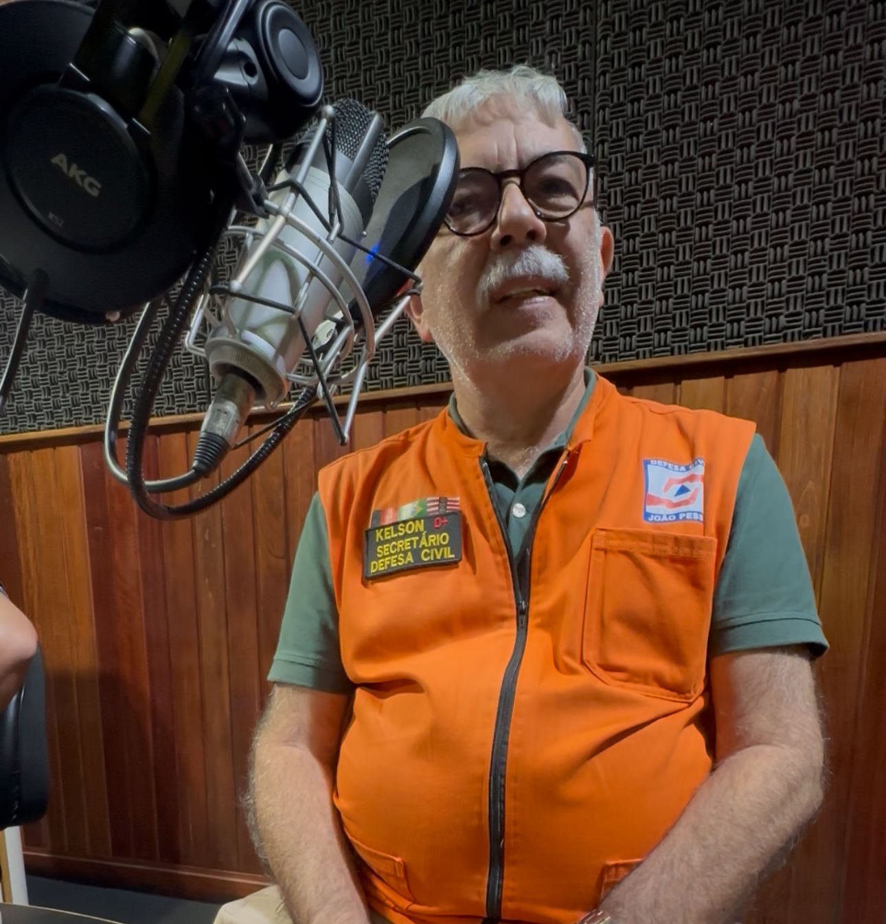 Durante entrevista ao programa CPAD Notícias, da Rádio CPAD FM, o coronel Kelson, secretário de Defesa Civil de João Pessoa, relembrou tragédias marcantes provocadas por deslizamentos de terra na capital paraibana, ao responder a um questionamento feito pelo pastor Eduardo Silva, ao lado do repórter policial e comentarista político Emerson Medeiros, o Caveira da Notícia.
