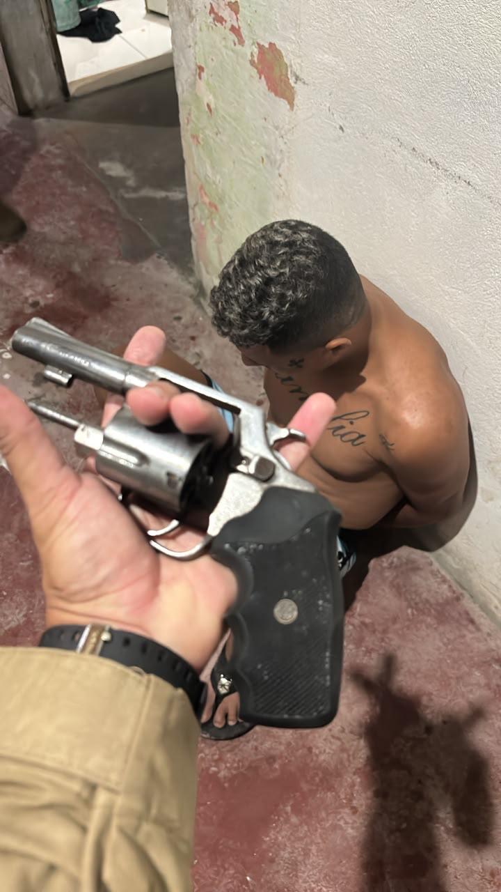 BEPTur prende homem armado, monitorado por tornozeleira eletrônica, durante ação policial em Lucena