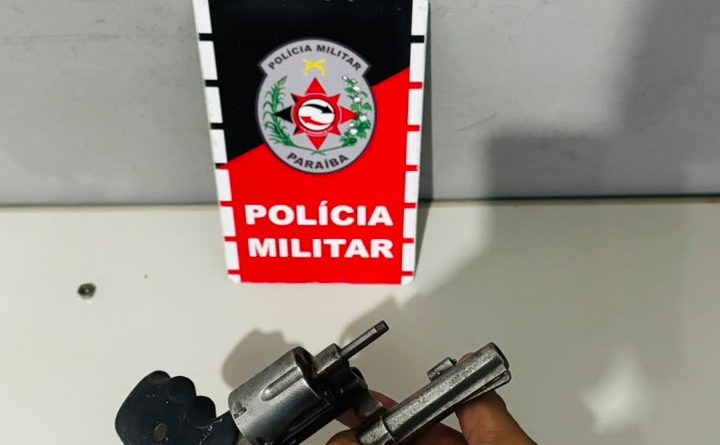 Homem que cumpre pena em liberdade por tráfico de drogas é preso com arma em Lucena