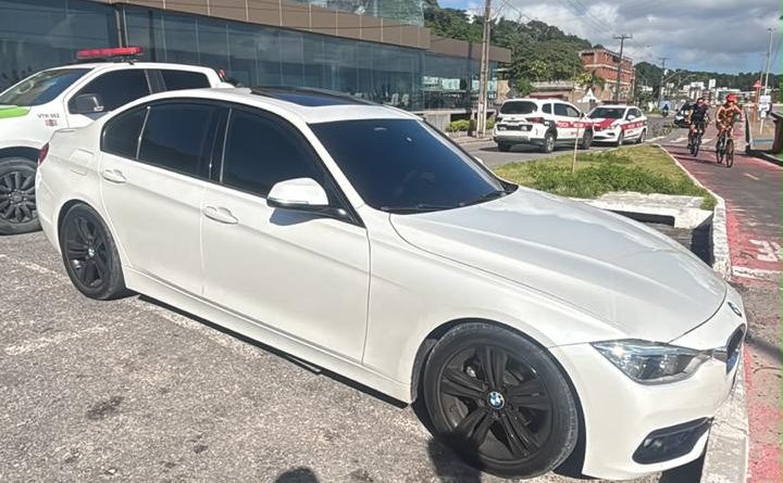 Suspeitos são presos com armas após abordagem a carro de luxo na orla de João Pessoa