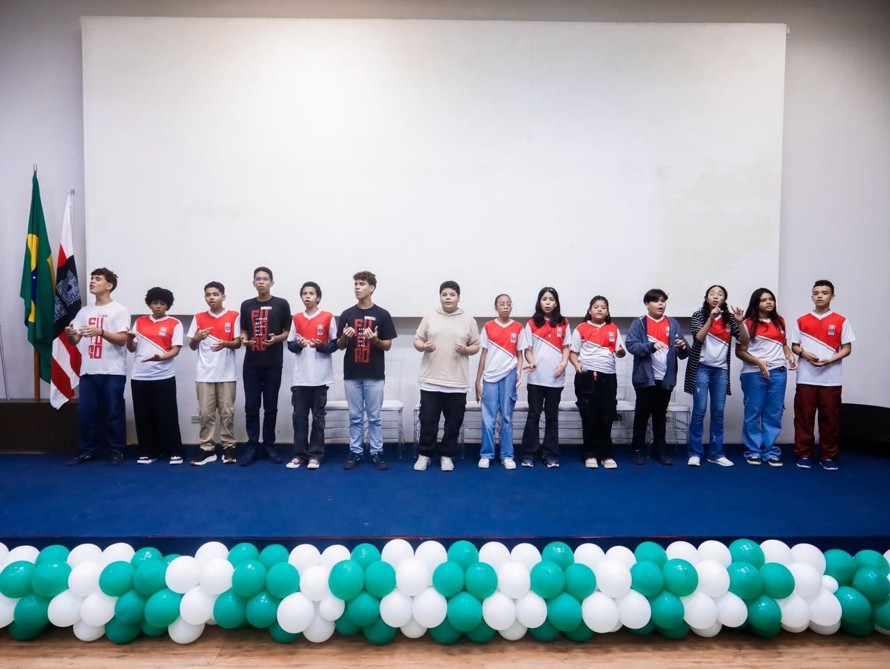 Incentivo pedagógicoLeo Bezerra celebra avanços da Educação no Município e premia estudantes vencedores do concurso da CGU