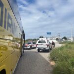 POLÍCIA MILITAR, ATRAVÉS DO 18º BPM, CUMPRE MANDADO DE PRISÃO NA BR-104, CONTRA FORAGIDO DA JUSTIÇA EM ÔNIBUS COM DESTINO AO RIO DE JANEIRO