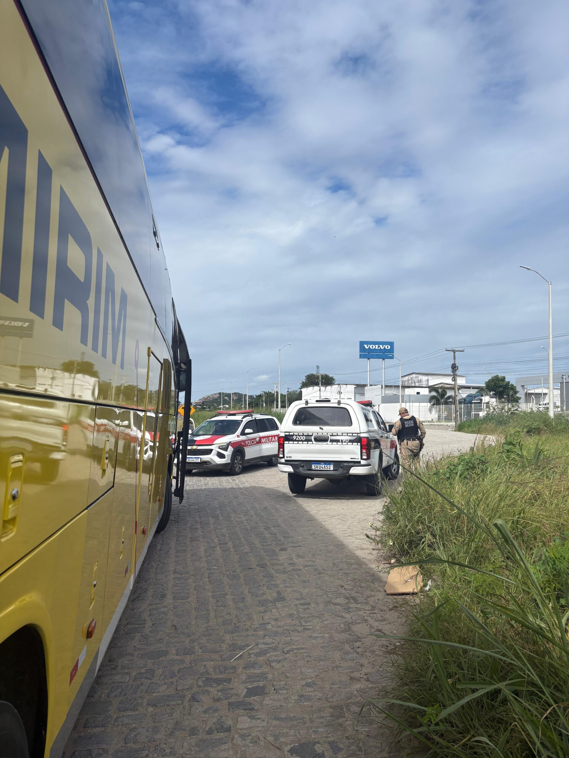 POLÍCIA MILITAR, ATRAVÉS DO 18º BPM, CUMPRE MANDADO DE PRISÃO NA BR-104, CONTRA FORAGIDO DA JUSTIÇA EM ÔNIBUS COM DESTINO AO RIO DE JANEIRO