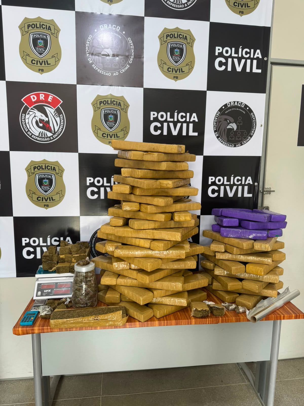 QUASE UMA TONELADA: Polícia Civil prende três pessoas e apreende grande quantidade de drogas em Campina Grande