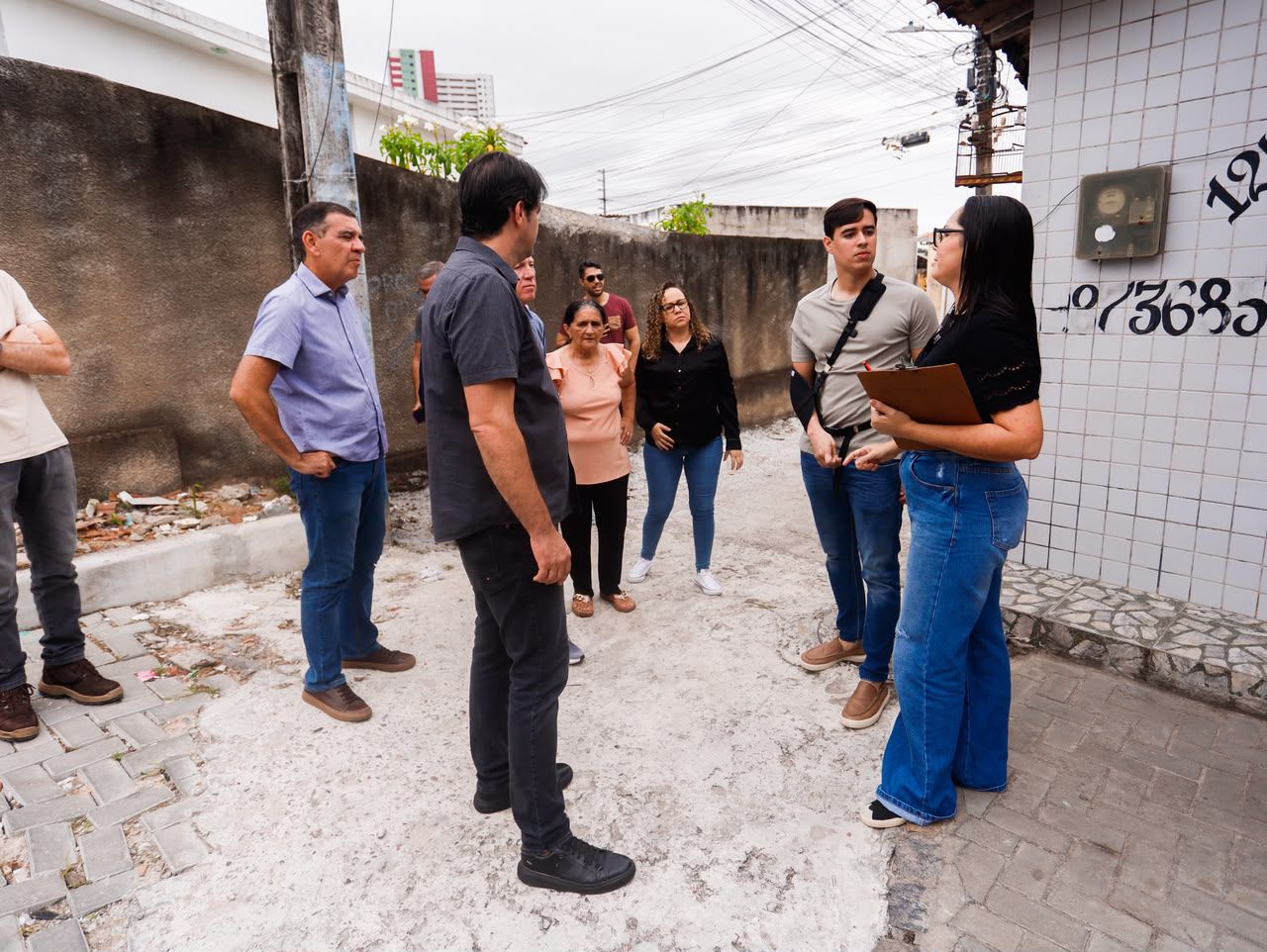 UrbanizaçãoLeo Bezerra vistoria vias da comunidade Riachinho que receberão pavimento de piso intertravado