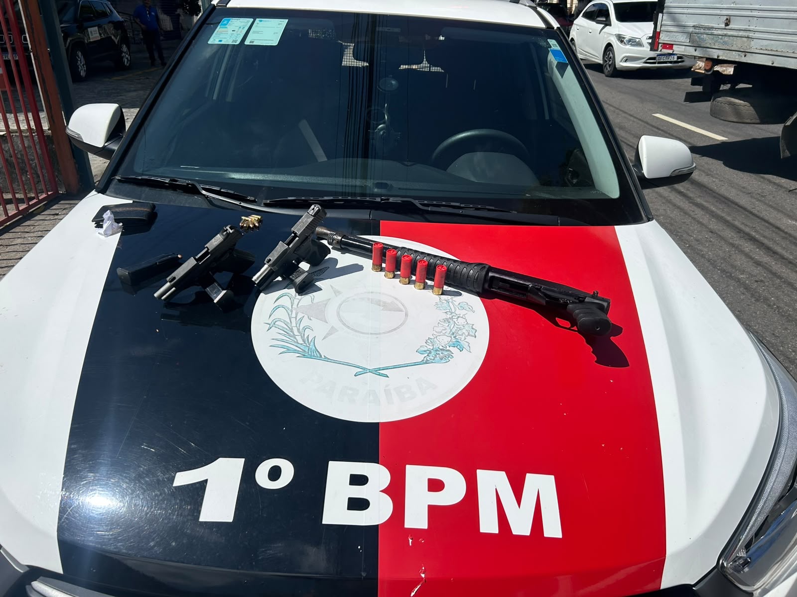 🚨 1º BPM EM AÇÃO: TRÊS ARMAS APREENDIDAS, VEÍCULO ROUBADO RECUPERADO E QUATRO SUSPEITOS PRESOS NO CENTRO DE JOÃO PESSOA 🚔