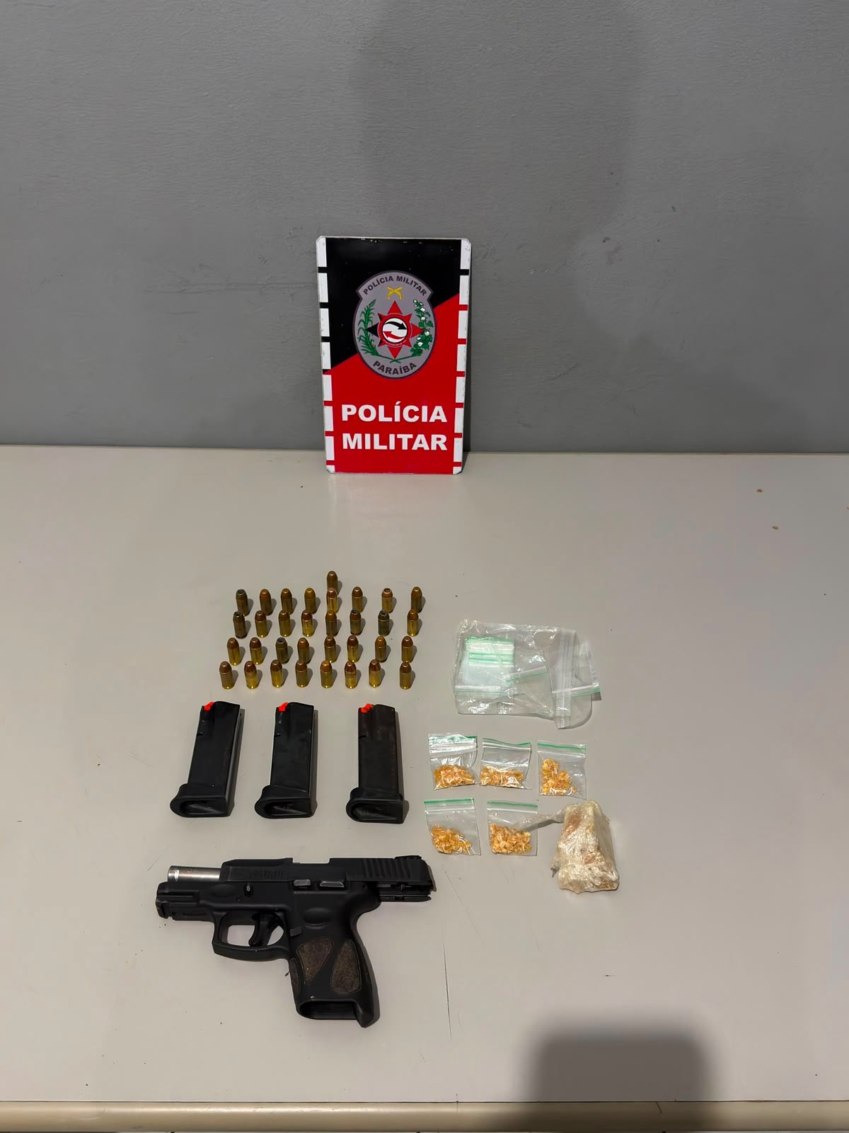 POLÍCIA MILITAR PRENDE INDIVÍDUO POR PORTE ILEGAL DE ARMA DE FOGO E TRÁFICO DE DROGAS EM SANTA RITA