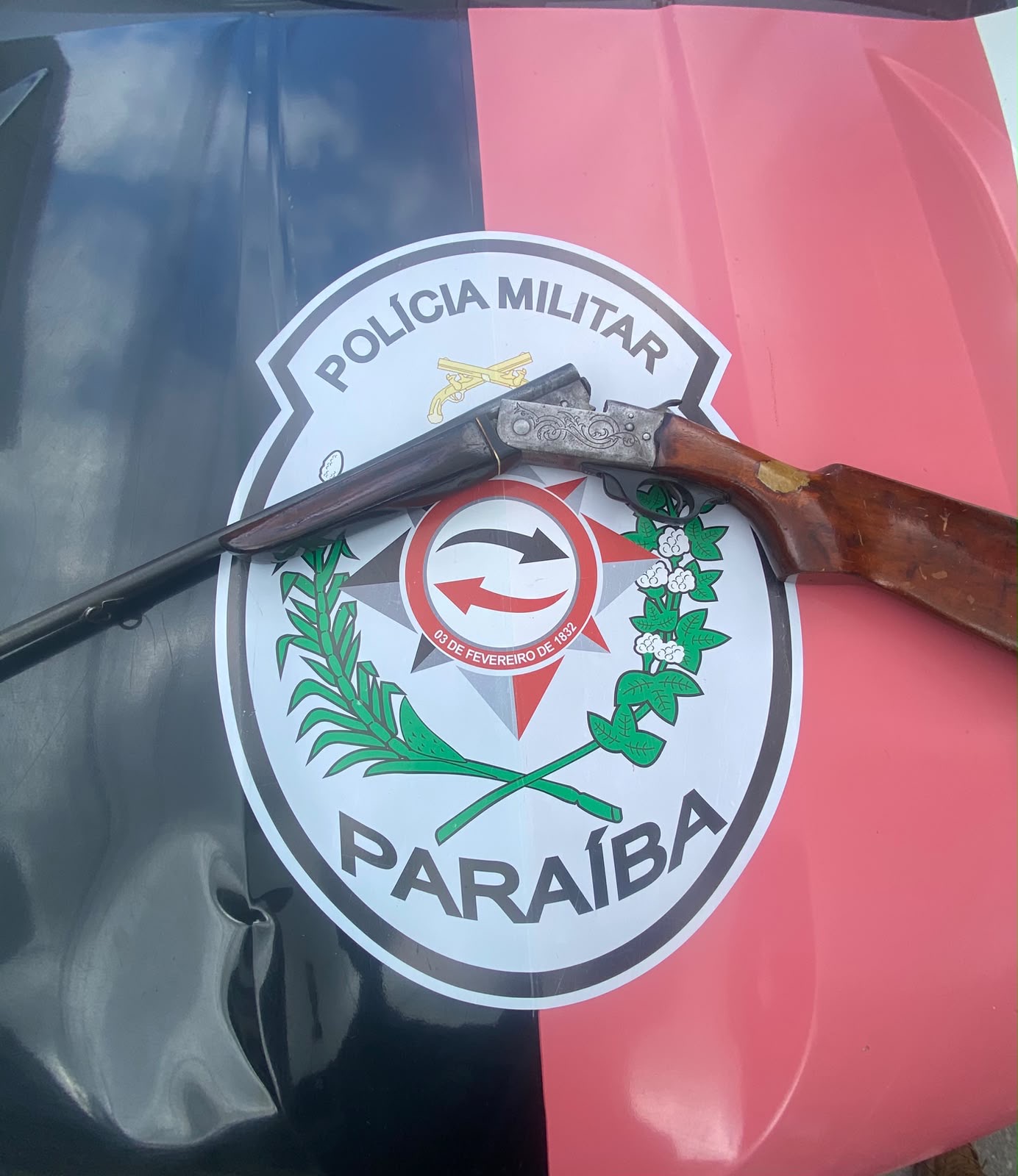 🚨 POLÍCIA MILITAR ATRAVÉS DO 18º BPM, APREENDE ESPINGARDA E CONDUZ HOMEM POR POSSE IRREGULAR DE ARMA DE FOGO EM QUEIMADAS 🚨
