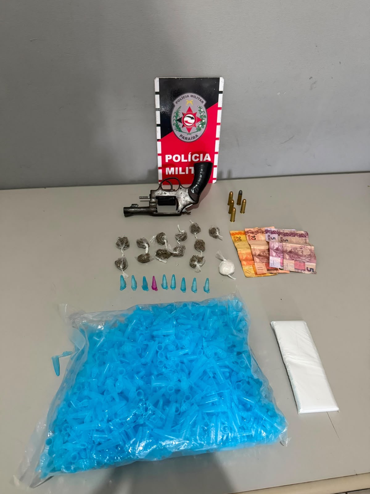 POLÍCIA MILITAR PRENDE SUSPEITO POR PORTE ILEGAL DE ARMA DE FOGO E TRÁFICO DE DROGAS NO BAIRRO ALTO DAS POPULARES
