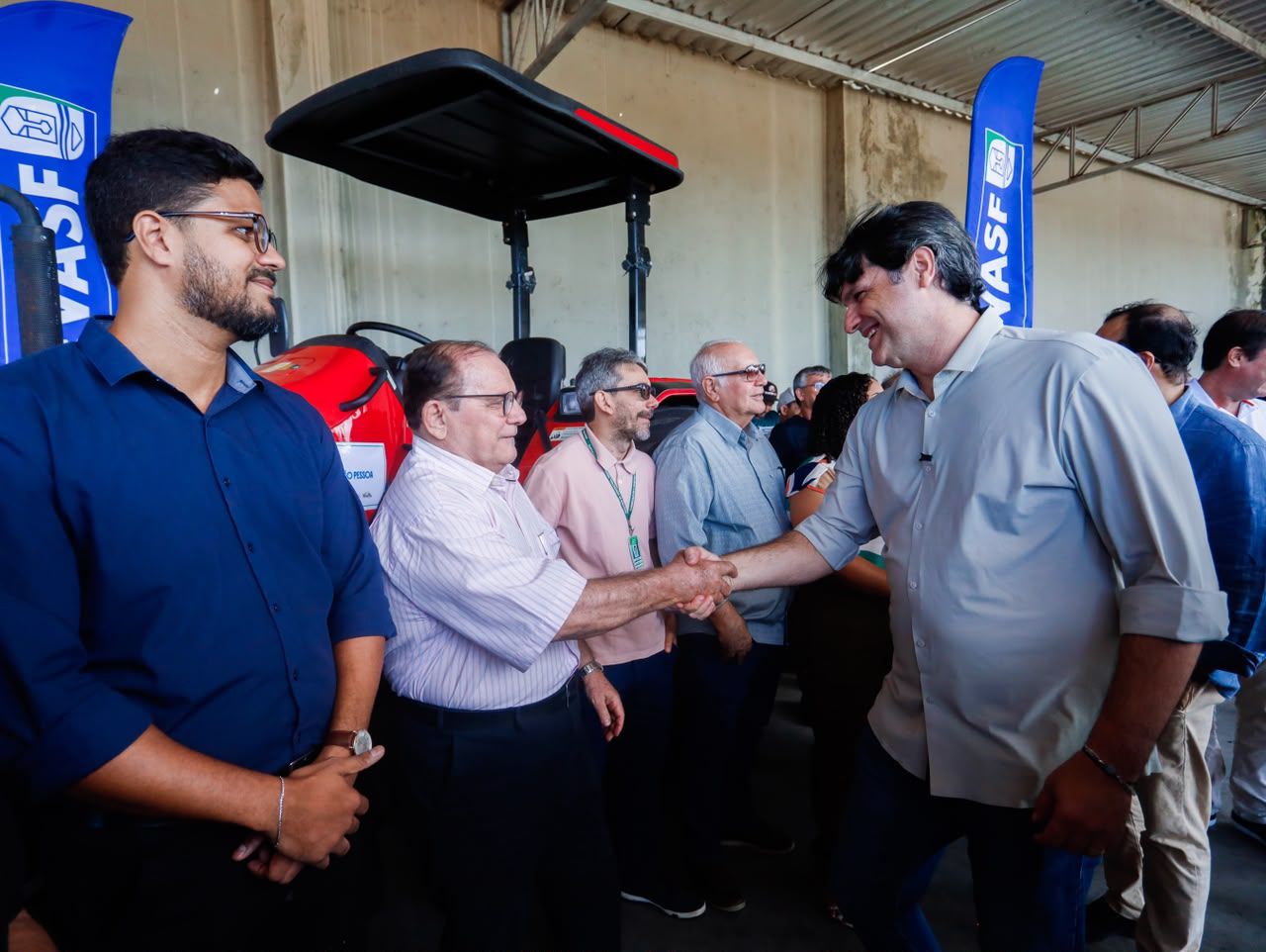Impulsionando a economiaLeo Bezerra celebra entrega de kits de costura e trator para fortalecer qualificação e a agricultura familiar