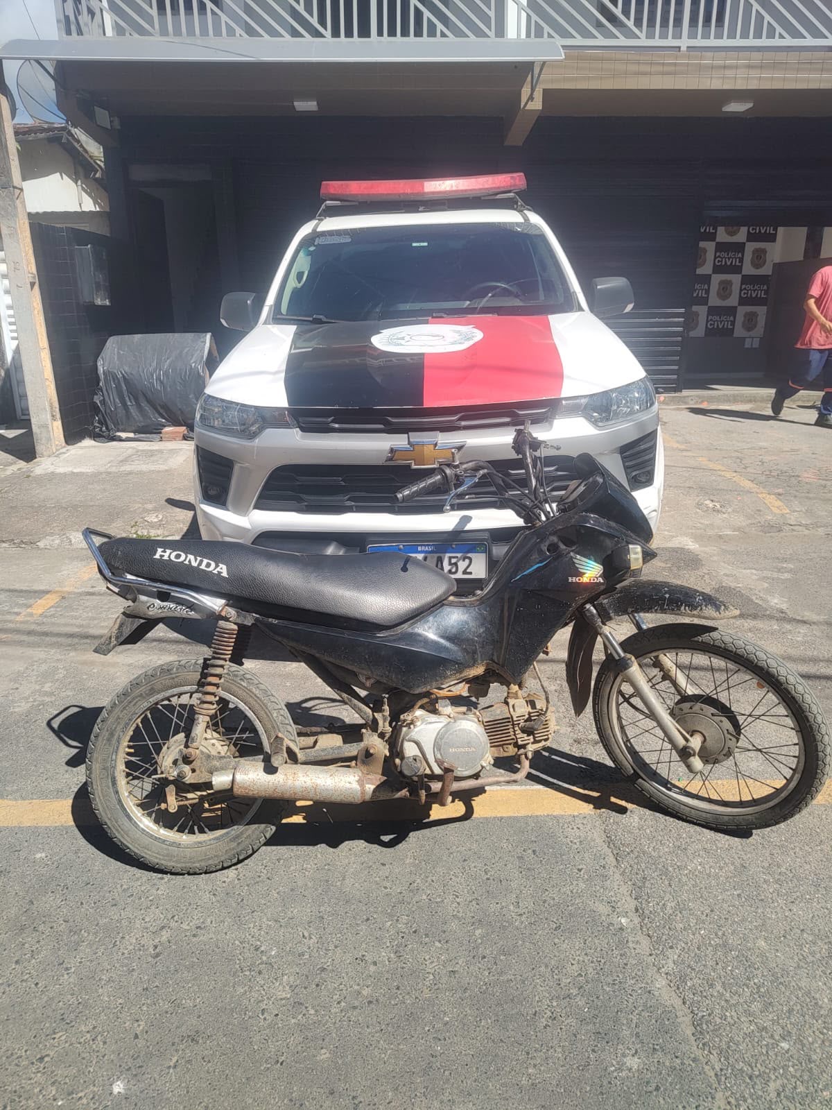 🚨 18º BPM APREENDE MOTOCICLETA SEM SINAIS DE IDENTIFICAÇÃO NO MUNICÍPIO DE QUEIMADAS 🚨