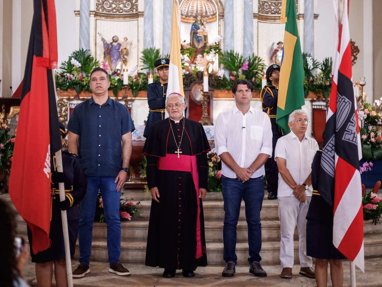 Catedral BasílicaLeo Bezerra reforça valorização da fé e da cultura em missa que celebrou a abertura da Festa das Neves