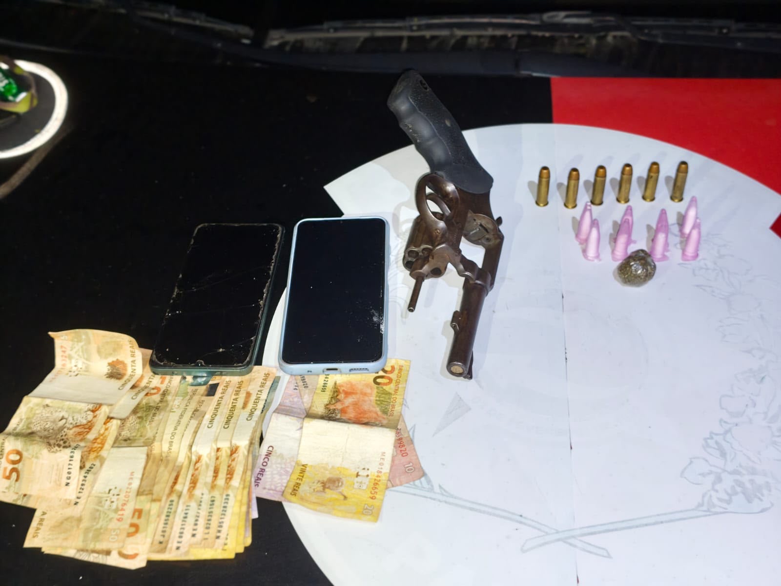 🚨 GIRO POLICIAL | 18º BPM CONDUZ TRÊS INDIVÍDUOS E APREENDE MOTO COM RESTRIÇÃO, REVÓLVER, MUNIÇÕES E ENTORPECENTES EM UMBUZEIRO/PB
