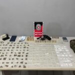 POLÍCIA MILITAR PRENDE DOIS INDIVÍDUOS POR POSSE DE ARMA DE FOGO E TRÁFICO DE DROGAS EM SANTA RITA