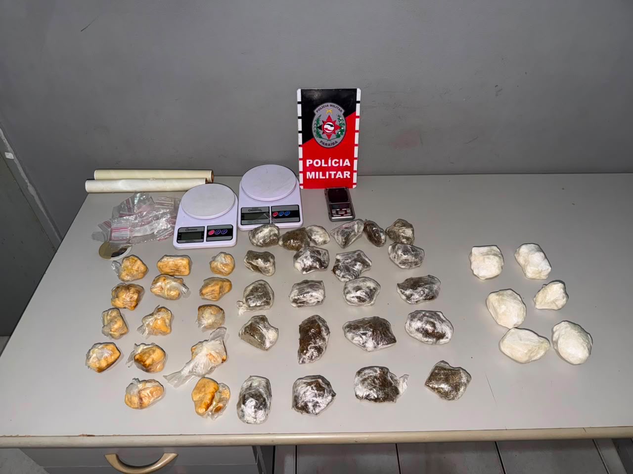POLÍCIA MILITAR REALIZA ABORDAGEM E APREENDE MATERIAL ILÍCITO DURANTE PATRULHAMENTO