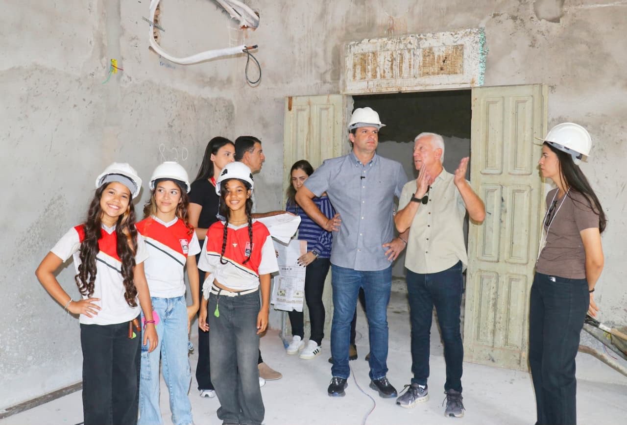 Novo padrãoLeo Bezerra inspeciona obras da Escola Dom Adauto, que alia modernidade e preservação do patrimônio histórico
