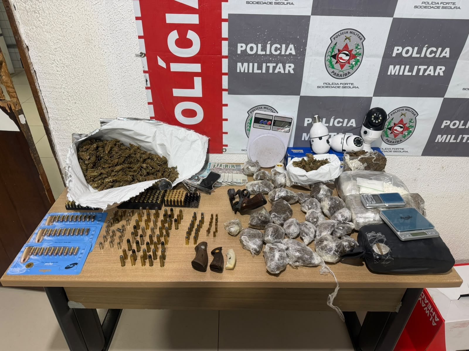 POLÍCIA MILITAR APREENDE ARMAS DE FOGO, MUNIÇÕES E ENTORPECENTES NA ZONA SUL DA CAPITAL