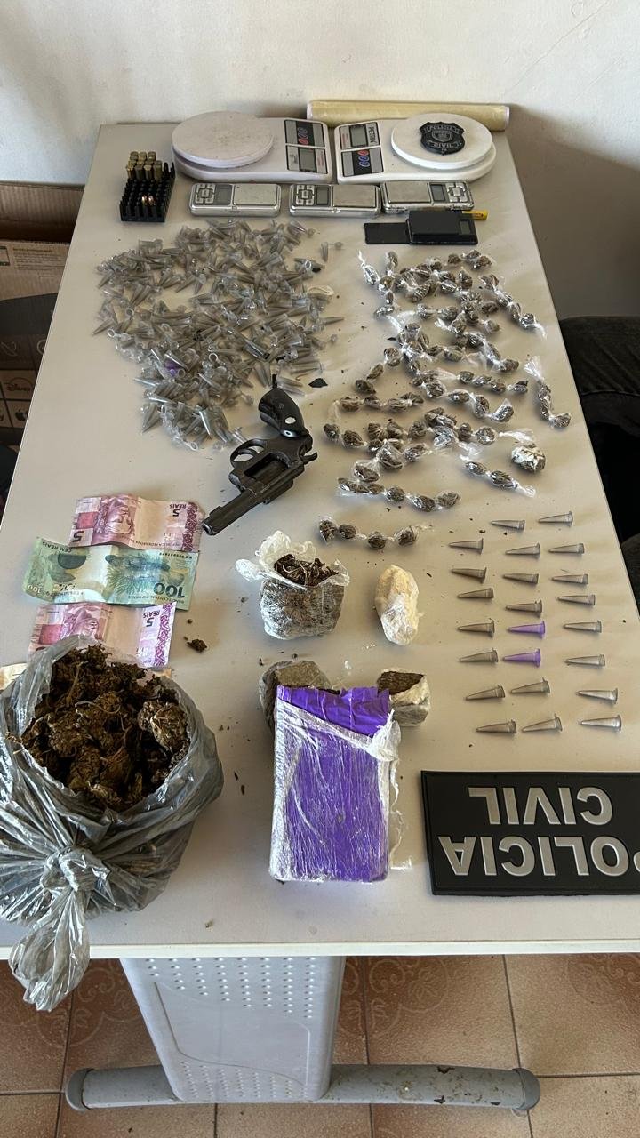 EM LAGOA SECA: Polícia Civil apreende grande quantidade de drogas e arma de fogo durante cumprimento de mandado
