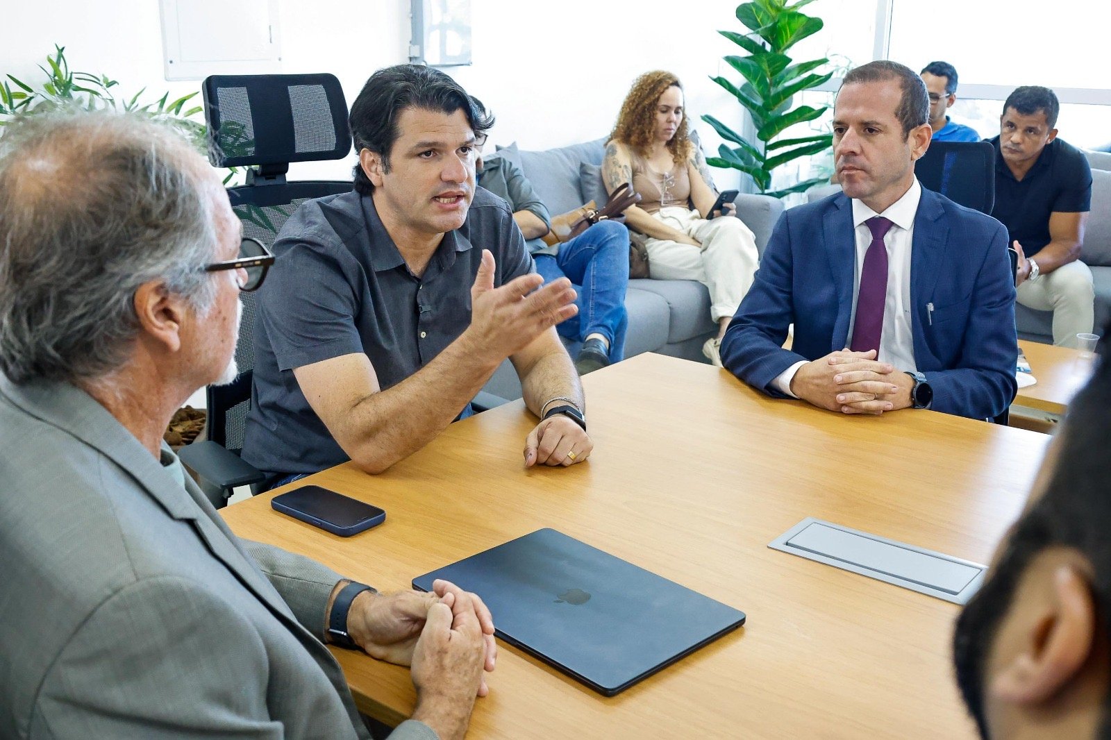 Nova tecnologiaLeo Bezerra apresenta parceria com Anatel para implantação de alertas de emergência na TV