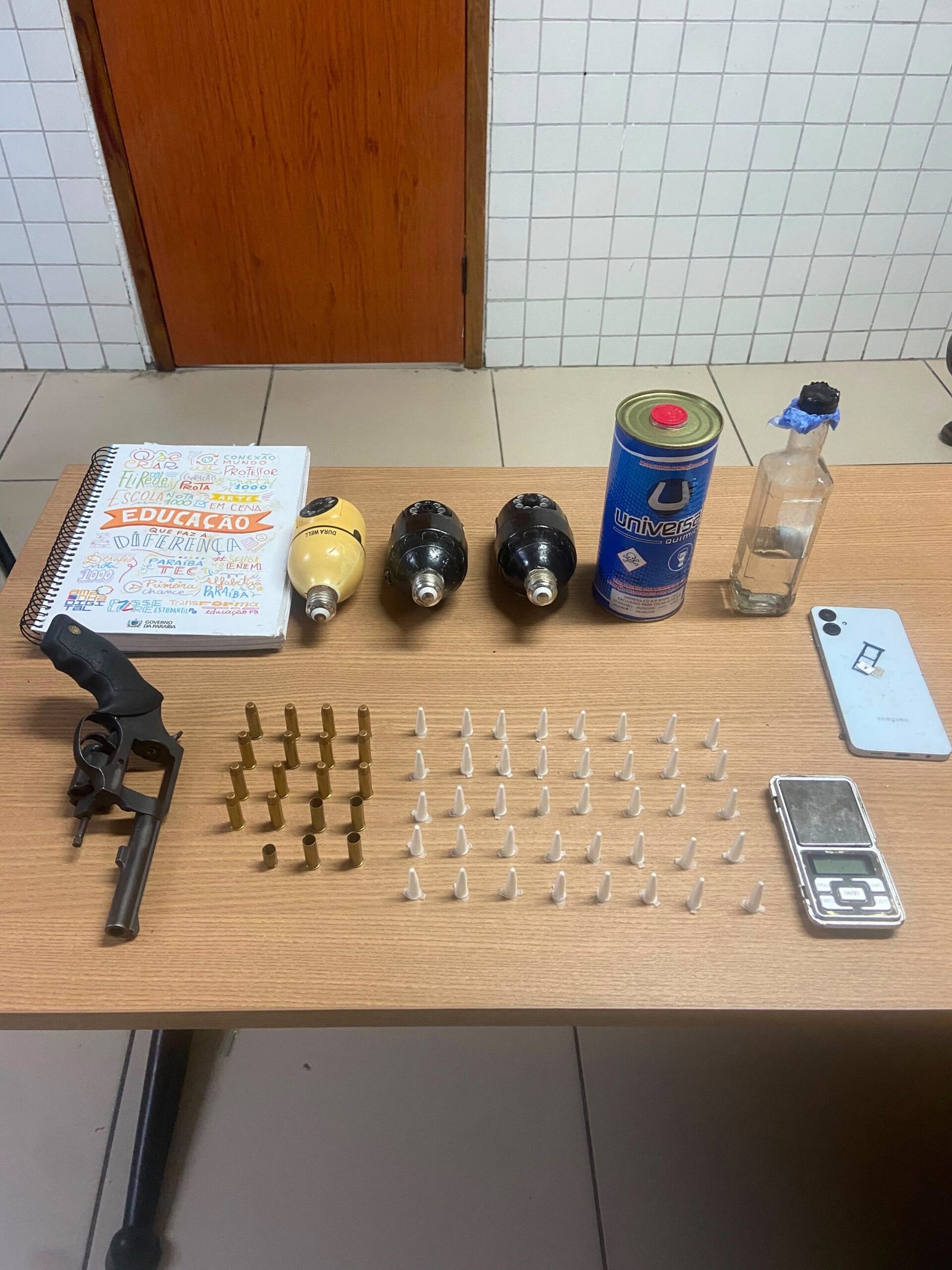 POLÍCIA MILITAR APREENDE ARMA DE FOGO E DROGAS NO BAIRRO ALTO DAS POPULARES