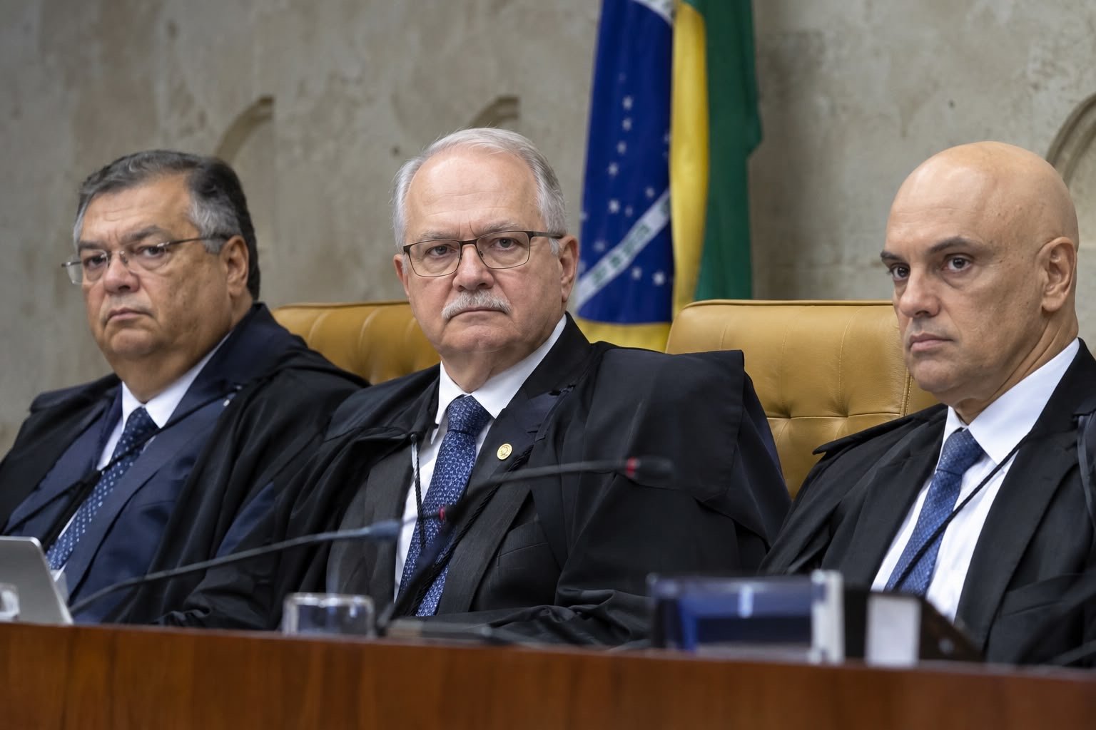 Fachin intervém em crise no STF, suspende decisões sobre a PF e retira Moraes da relatoria do inquérito das Fake News