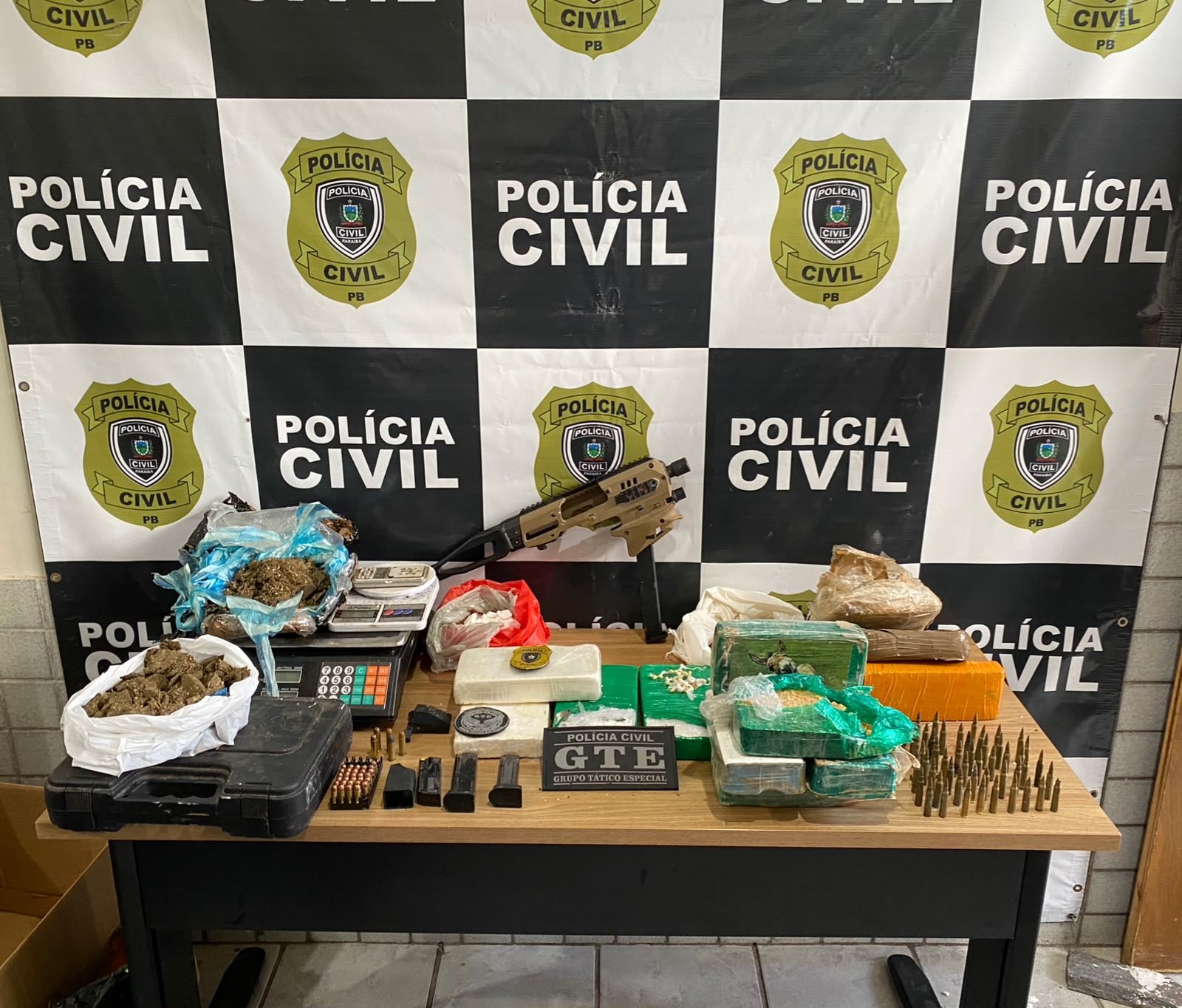 EM GUARABIRA: Polícia Civil desarticula depósito de drogas e munições no bairro do Rosário
