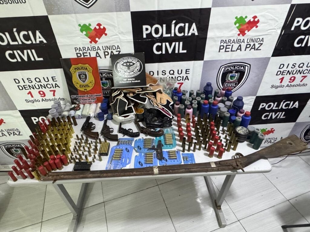 EM TAVARES: Polícia Civil apreende armas, munições restritas, pólvora e cerca de 30kg de estopim