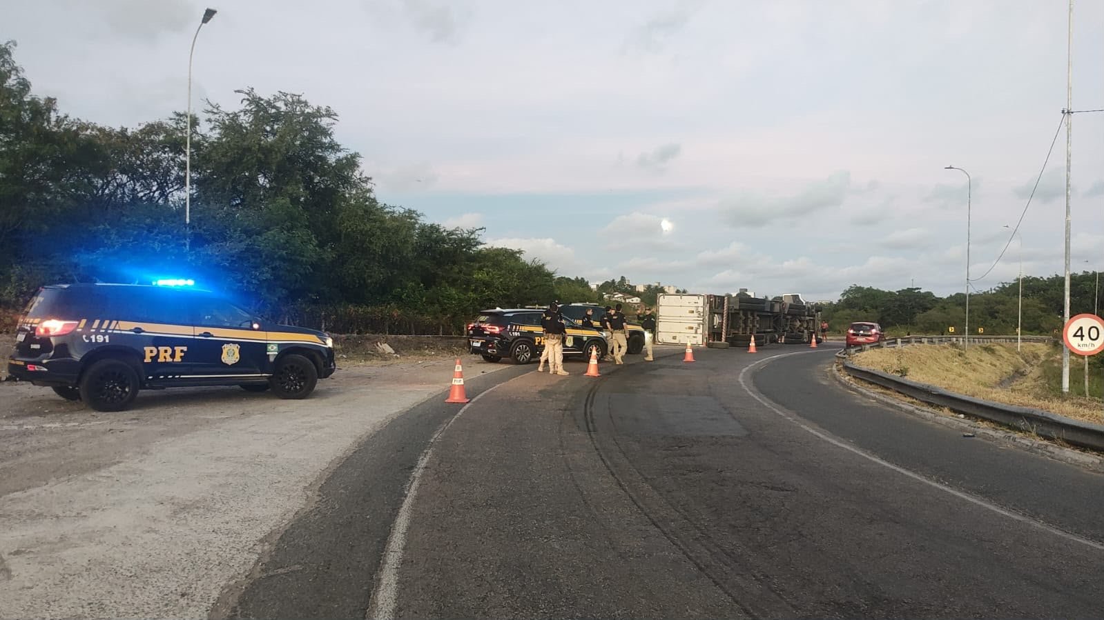 POLÍCIA CIVIL INVESTIGA ACIDENTE DE TRÂNSITO COM SEIS MORTOS E 14 FERIDOS NA BR-110, NA PARAÍBA