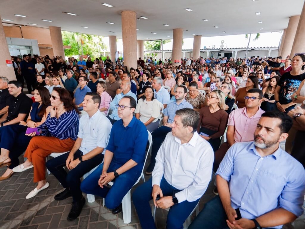 ReconhecimentoLeo Bezerra anuncia antecipação dos salários em comemoração do Dia do Servidor com programação no CAM
