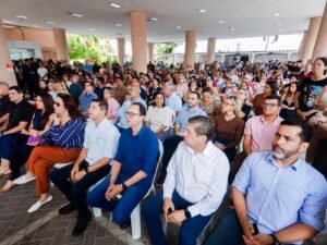 ReconhecimentoLeo Bezerra anuncia antecipação dos salários em comemoração do Dia do Servidor com programação no CAM