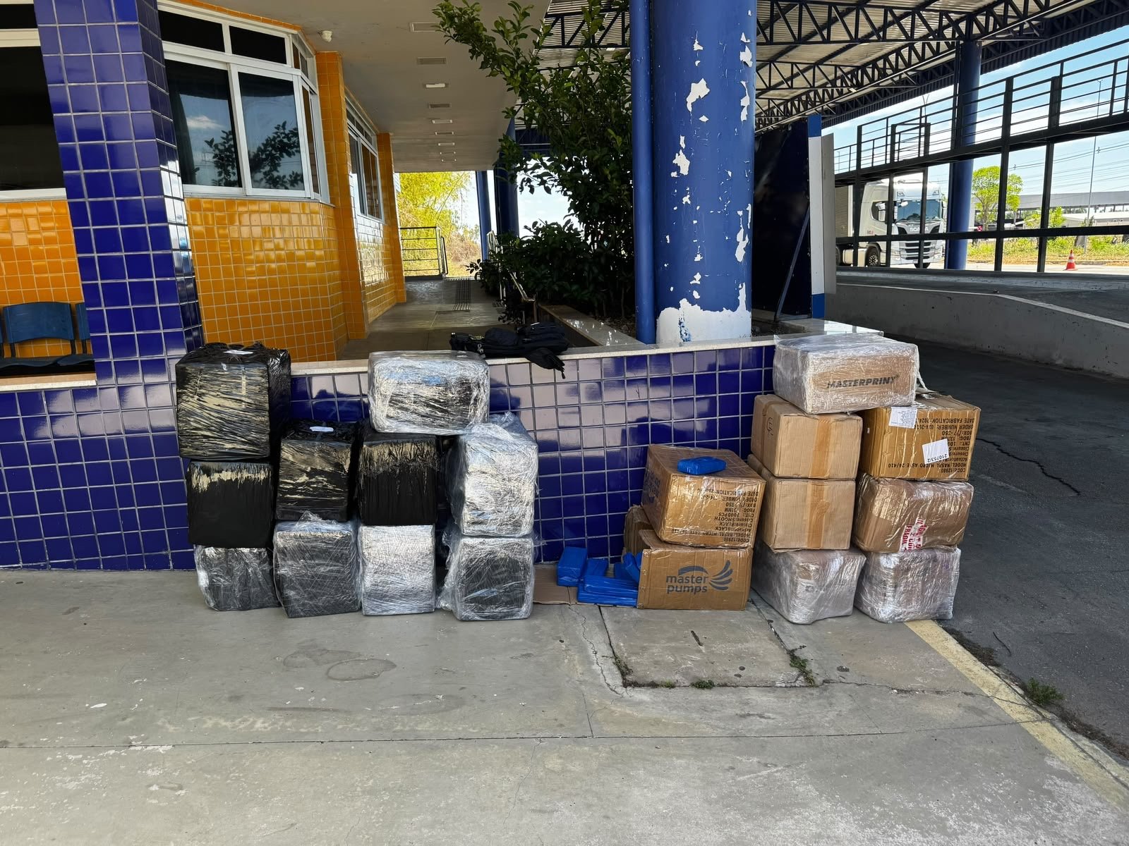 AÇÃO INTEGRADA: Polícia Civil e PRF prendem caminhoneiro de Esperança com mais de meia tonelada de drogas na Bahia