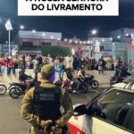 18º BPM GARANTE SEGURANÇA DURANTE PROCISSÃO DE NOSSA SENHORA DO LIVRAMENTO EM UMBUZEIRO; REDAÇÃO DESTACA ATUAÇÃO DO MAJOR GUILHERME HERCULANO E DE SUA TROPA