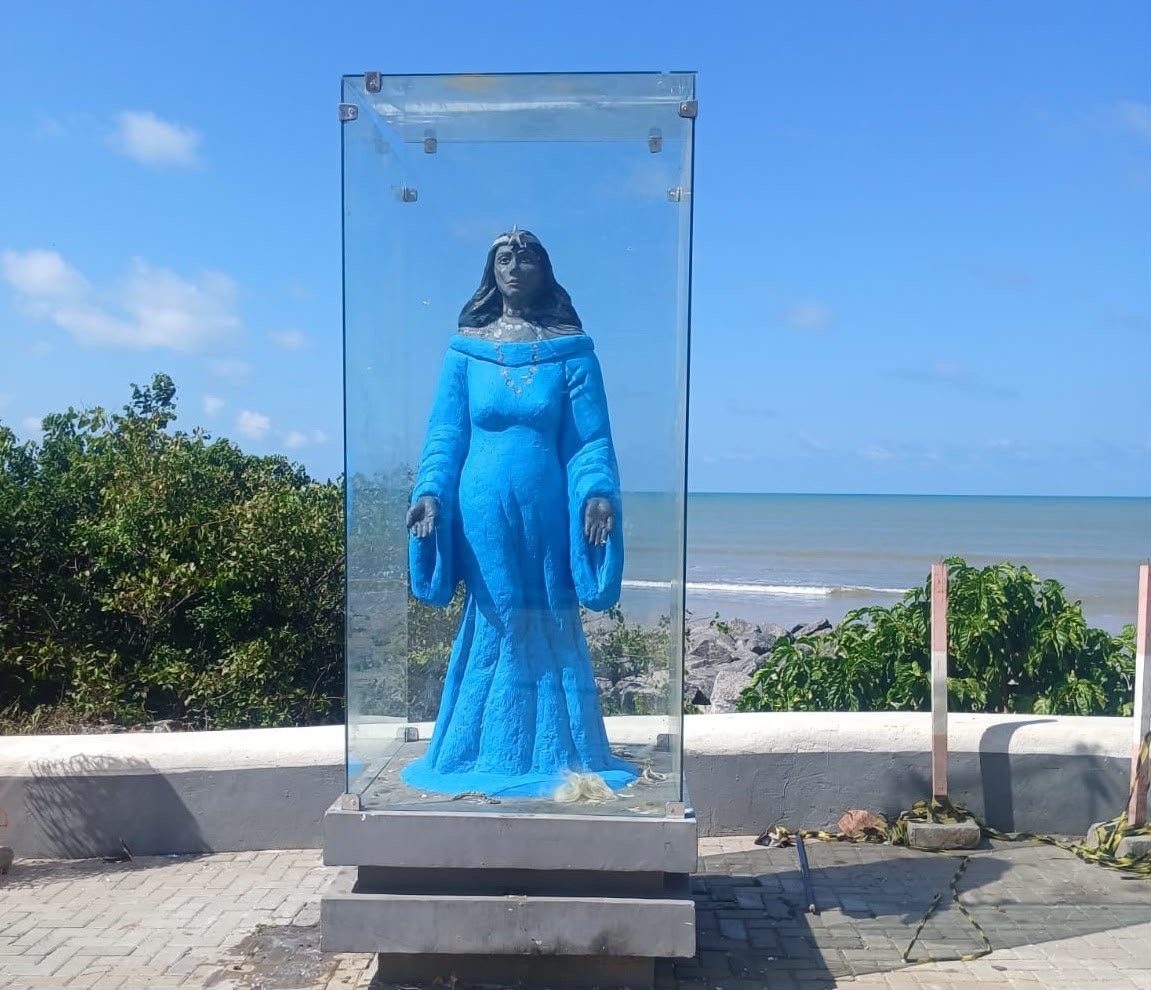 Após ação de vandalismoPrefeitura de João Pessoa substitui vidro de proteção da estátua de Iemanjá, no Cabo Branco