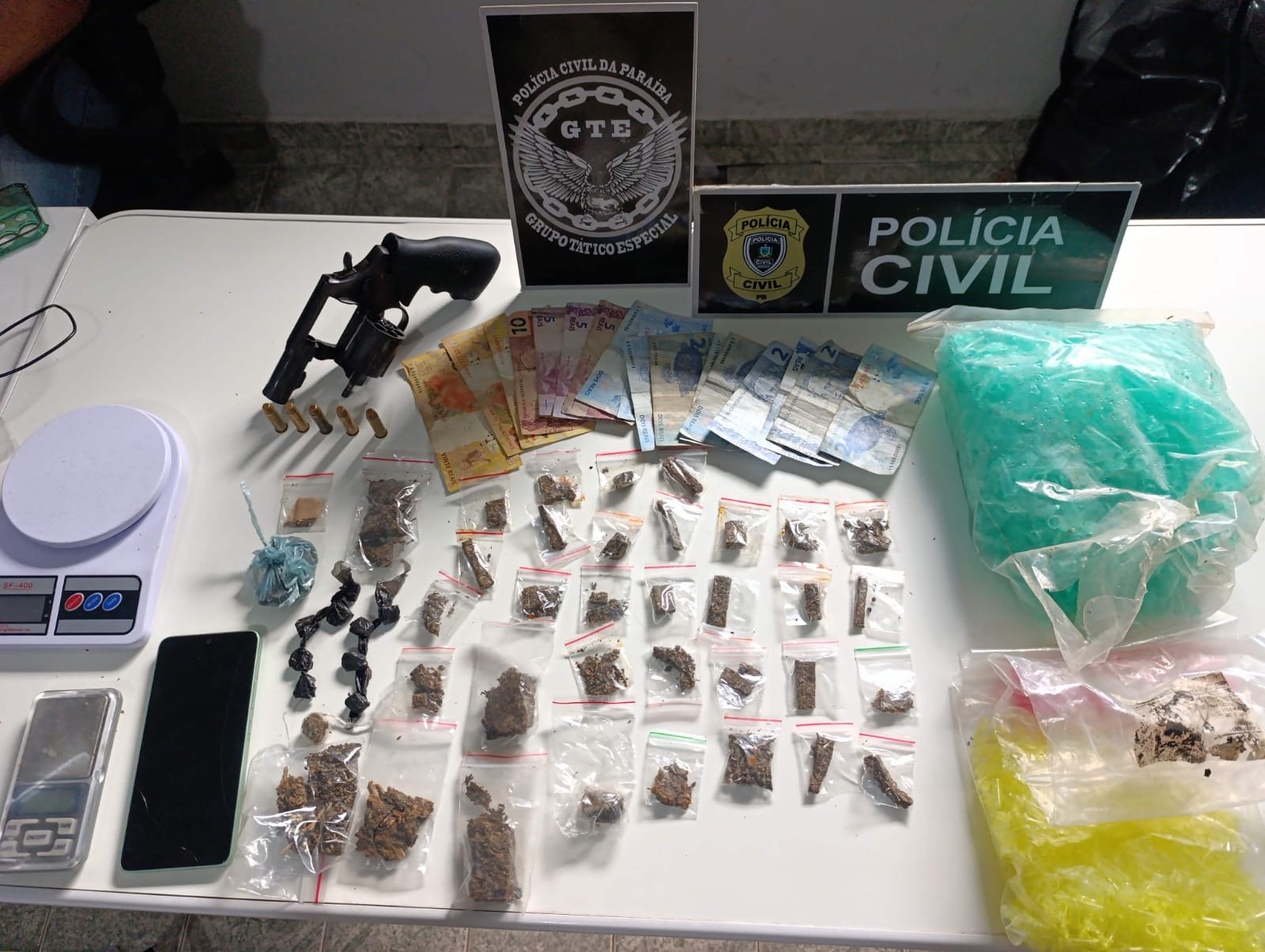 EM AREIA: Polícia Civil prende casal em flagrante por tráfico de drogas e posse ilegal de arma de fogo
